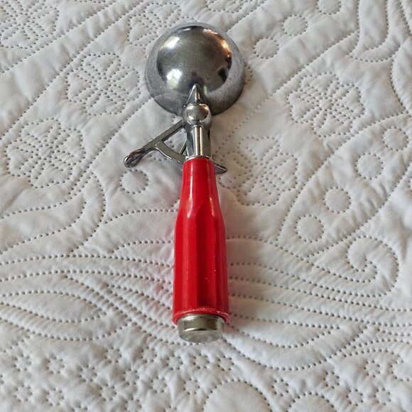 Vintage Red Handled Ice Cream Scoop With Metal Bowl & Thumb Trigger Mechanism - Picture 2 of 8